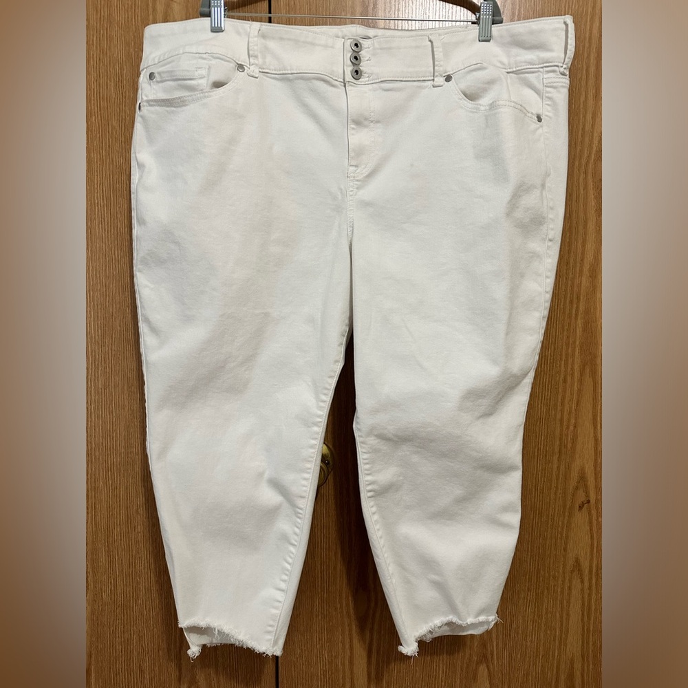 Torrid frayed hem cropped Jeggings